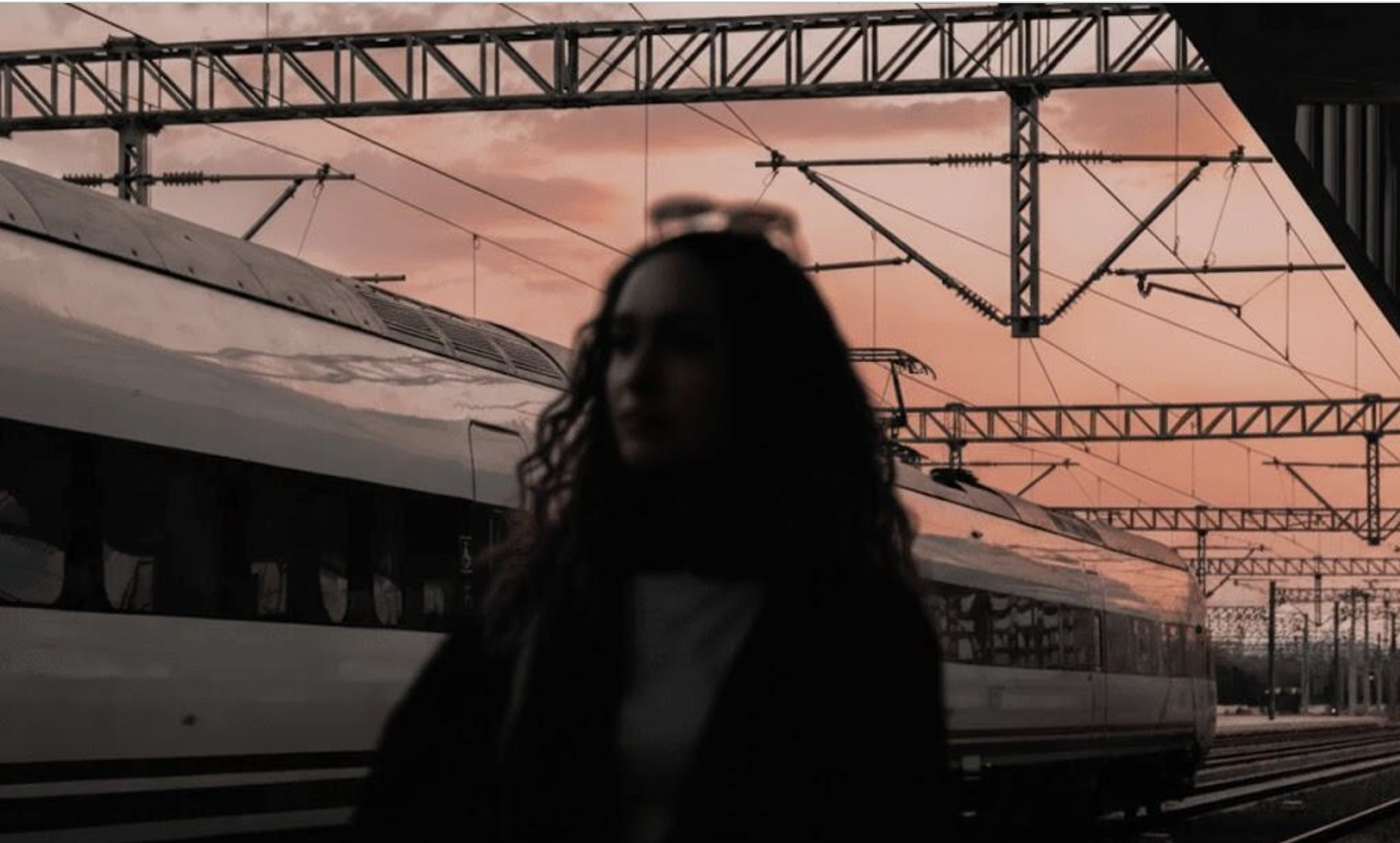 Julie arrivant en gare